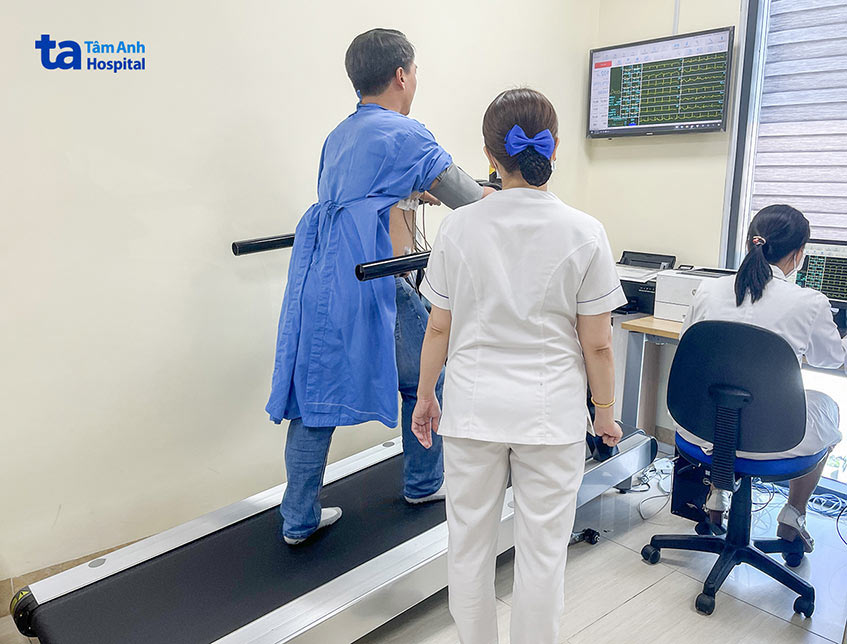 Bệnh nhân tiến hành đo điện tâm đồ gắng sức để tìm nguyên nhân gây đau tức ở giữa ngực