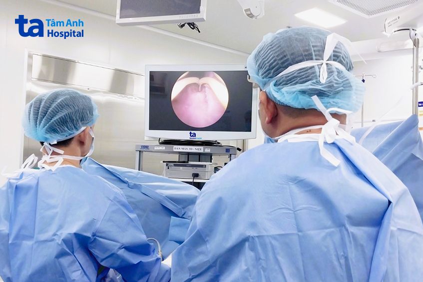 hai bác sĩ đang thực hiện phẫu thuật