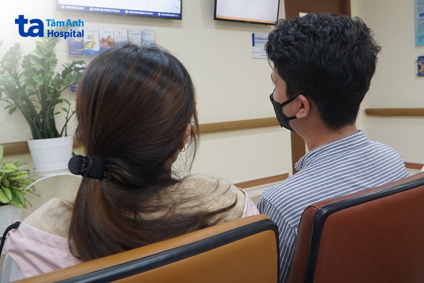 hai vợ chồng trẻ dắt nhau đi khám tiền hôn nhân