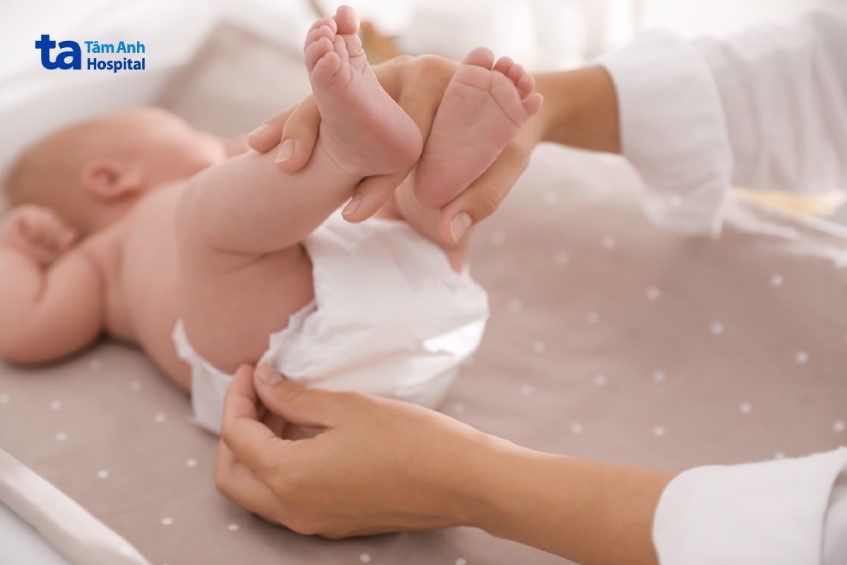 Khi trẻ sơ sinh bị tiêu chảy, mẹ nên thay tã cho trẻ thường xuyên