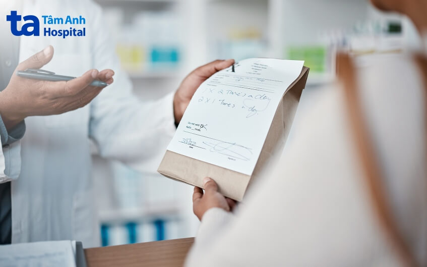 Khoa Dược kê đơn thuốc
