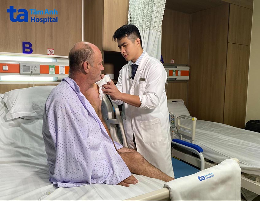 kiểm tra tình trạng vết mổ