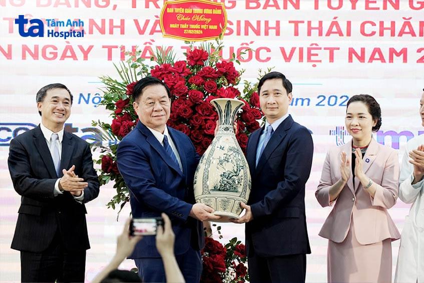 lãnh đạo ban tuyển giao