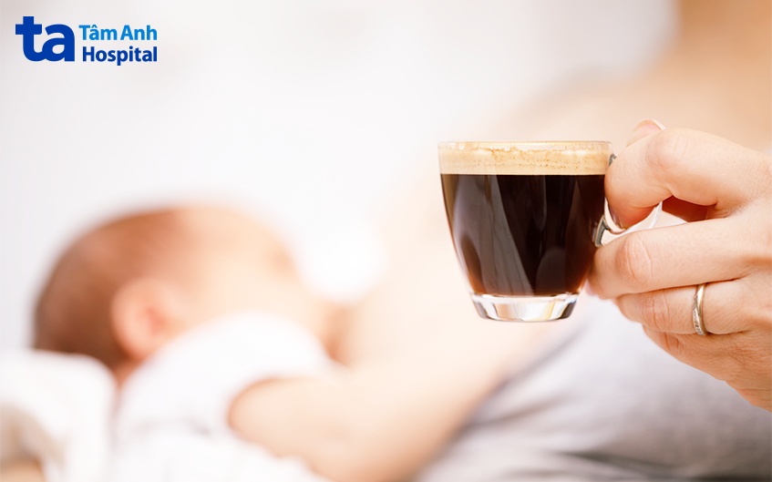 Mẹ nên chế thức uống với chứa chấp caffeine vô thời hạn mang đến con cái bú