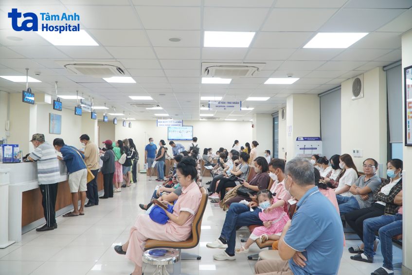 nhiều người đi khám bệnh da liễu sau tết