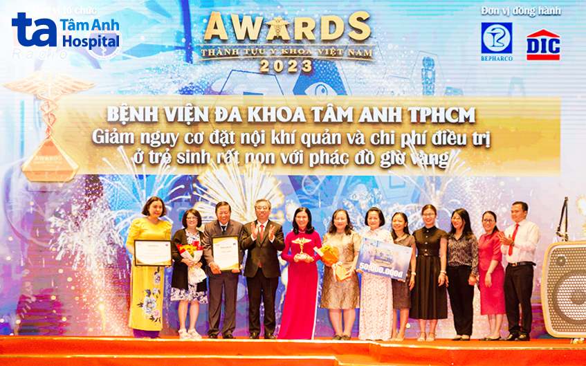 Phó Bí thư Thành ủy TP HCM trao giải Thành tựu y khoa năm 2023