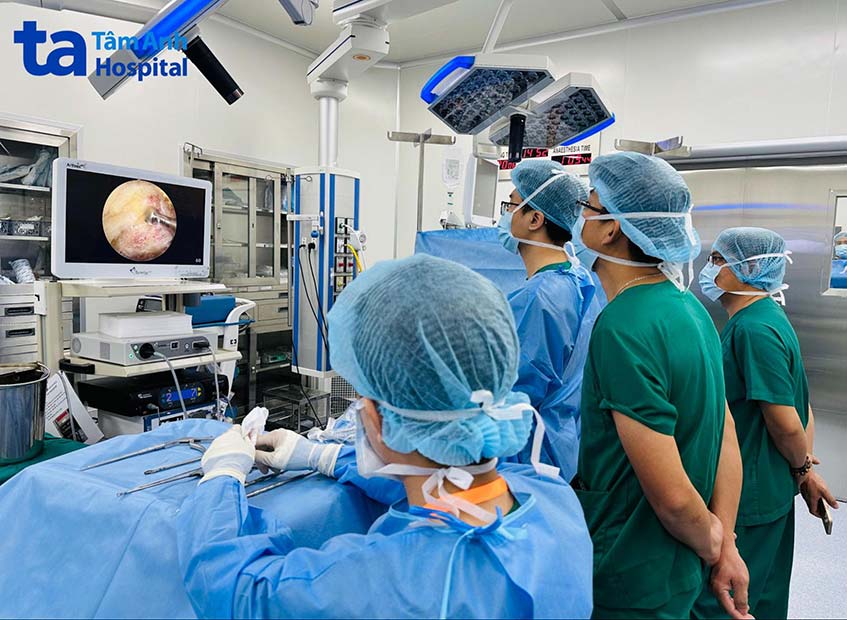 thực hiện nội soi điều trị thoát vị đĩa đệm