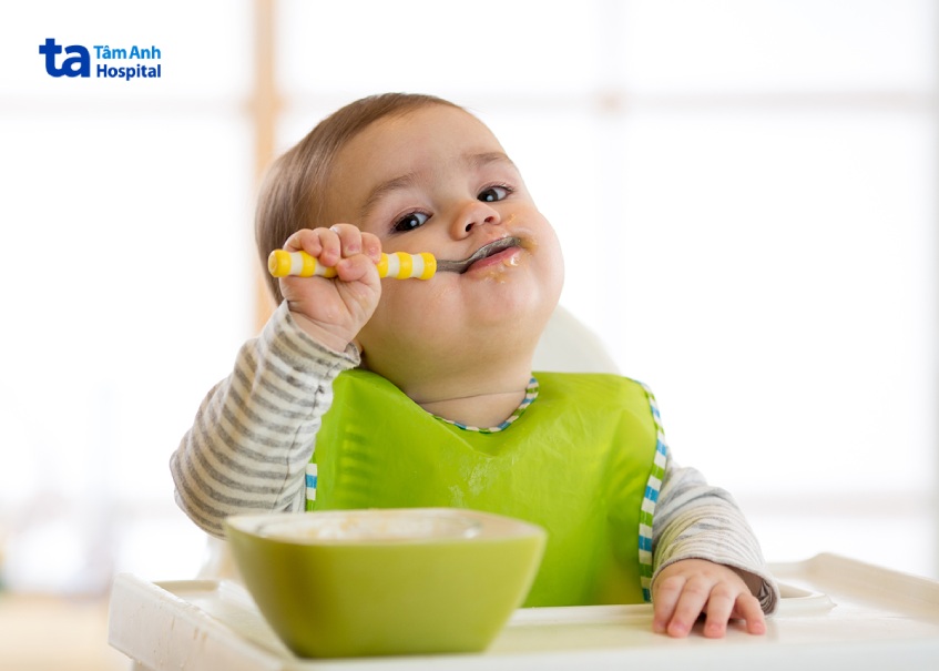Trẻ đi ngoài thành khuôn khi bắt đầu ăn dặm