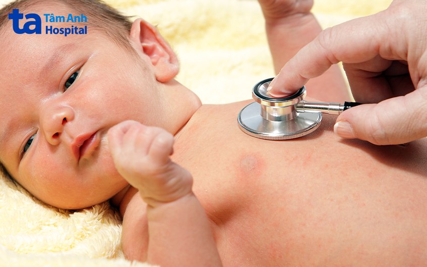 Trẻ sơ sinh bị viêm đường hô hấp cấp nên được đưa đến bác sĩ