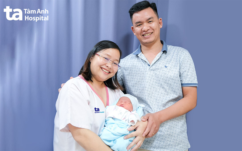 Vợ chồng chị Dịu hạnh phúc bên con gái vừa chào đời