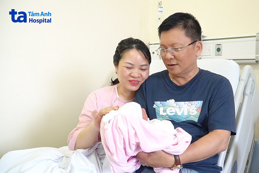 Vợ chồng chị Hà, anh Thông cùng bé Mèo Béo trước giờ ra viện
