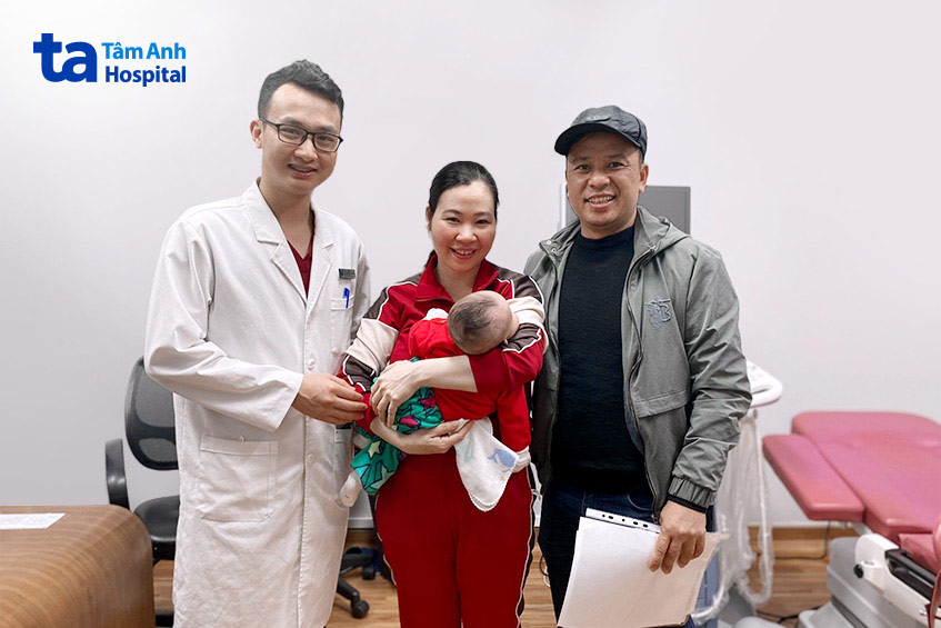 Vợ chồng chị Thắm đưa con gái trở lại IVF Tâm Anh thăm các y bác sĩ
