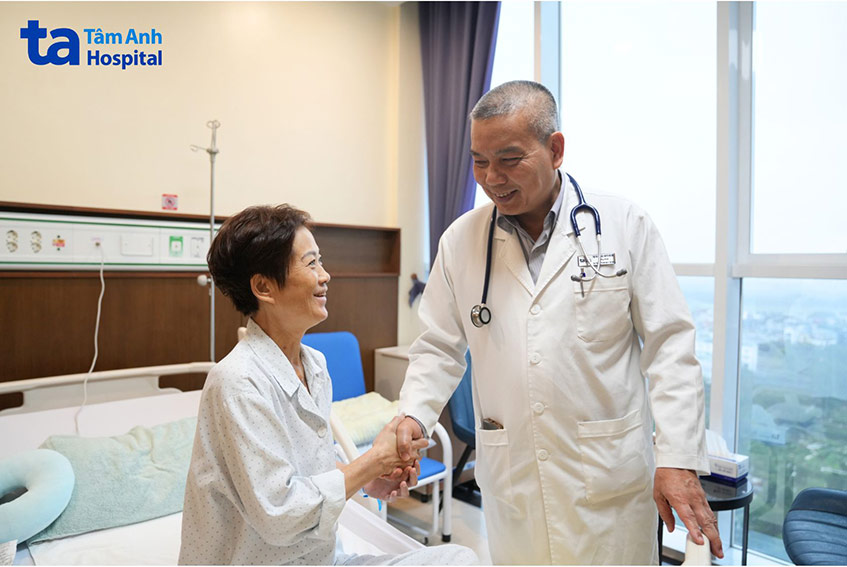 Bà Hương bắt tay cảm ơn PGS Ước trước ngày xuất viện