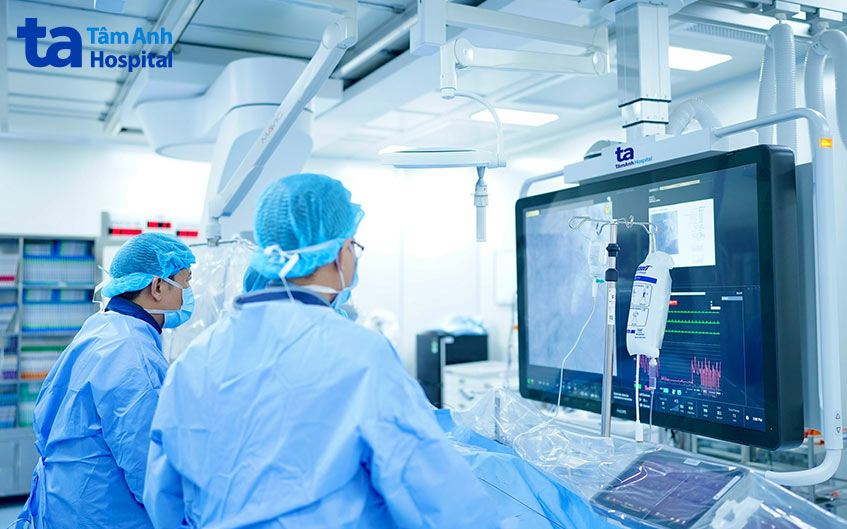 Các bác sĩ bệnh viện Tâm Anh tiến hành nong mạch đặt stent cho một trường hợp nhồi máu cơ tim cấp