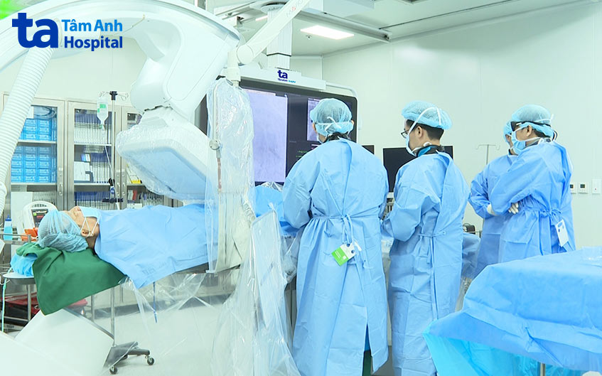 Các bác sĩ đặt stent mạch vành trái tái thông tắc nghẽn còn lại và ngăn ngừa tái nhồi máu cơ tim cho bệnh nhân