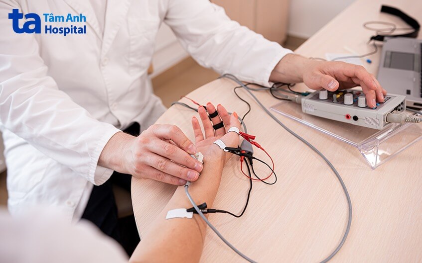 bác sĩ đo điện cơ