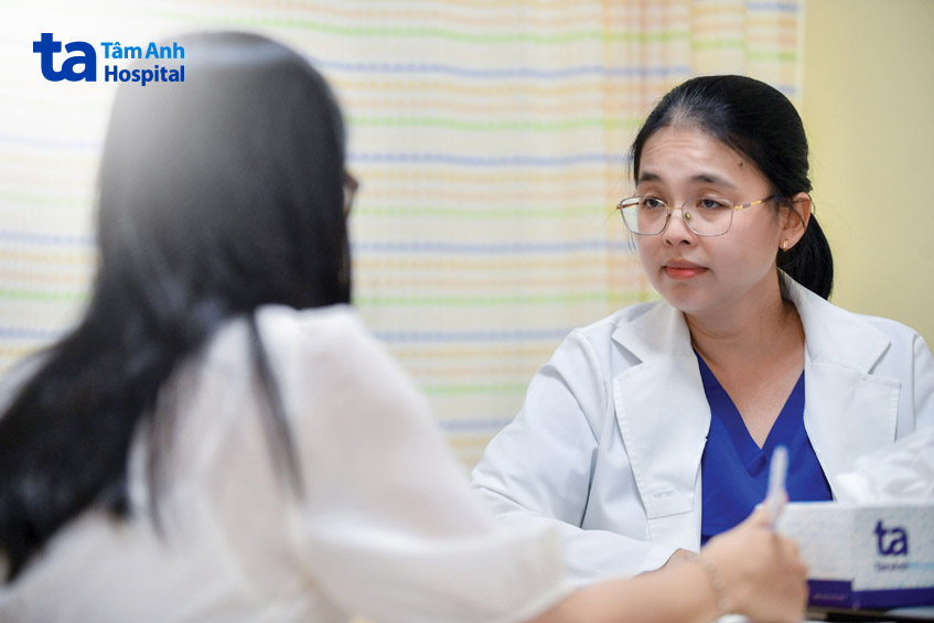 Bác sĩ Giang Huỳnh Như tư vấn cho bệnh nhân điều trị
