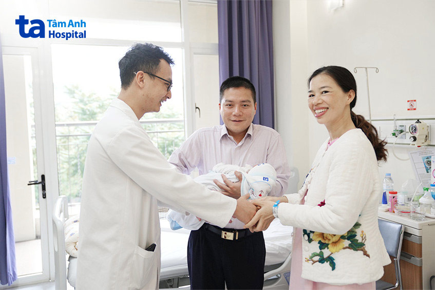 Ths.BSNT Lê Quang Đô chung vui cùng gia đình chị Quyên sau 13 năm tìm con