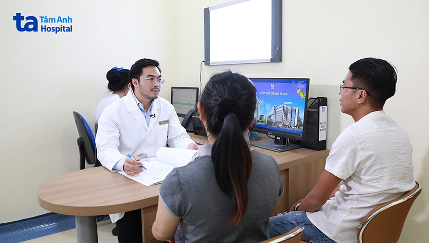 Bác sĩ Lê Xuân Nguyên tư vấn phác đồ điều trị cho vợ chồng bệnh nhân
