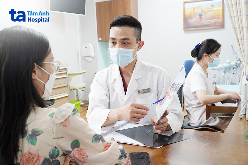 Bác sĩ Phan Ngọc Quý đang tư vấn cho người bệnh