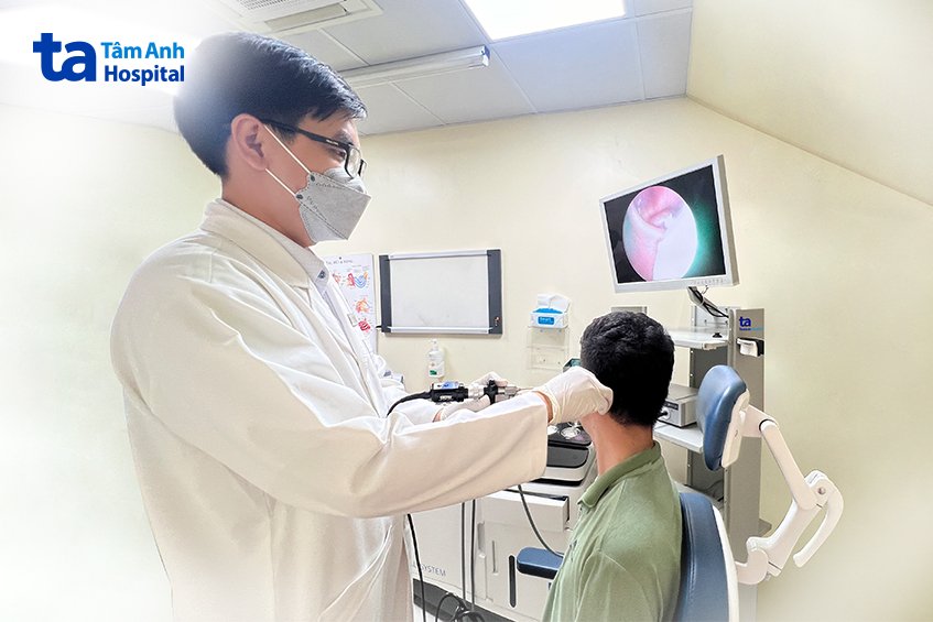 bác sĩ nội soi tai cho bệnh nhân