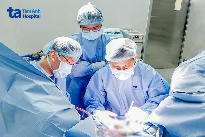 bác sĩ phẫu thuật tạo hình niệu đạo cho người bệnh tại bvdk tâm anh hcm