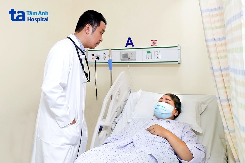 Bác sĩ Thanh Tùng hỏi thăm sức khỏe người bệnh
