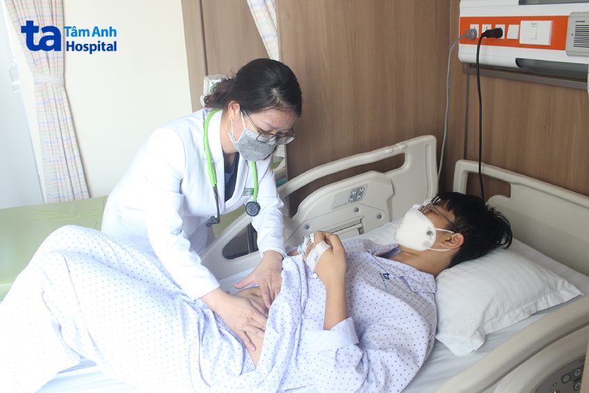 Bác sĩ Thu Thảo kiểm tra cho Khang trước xuất viện