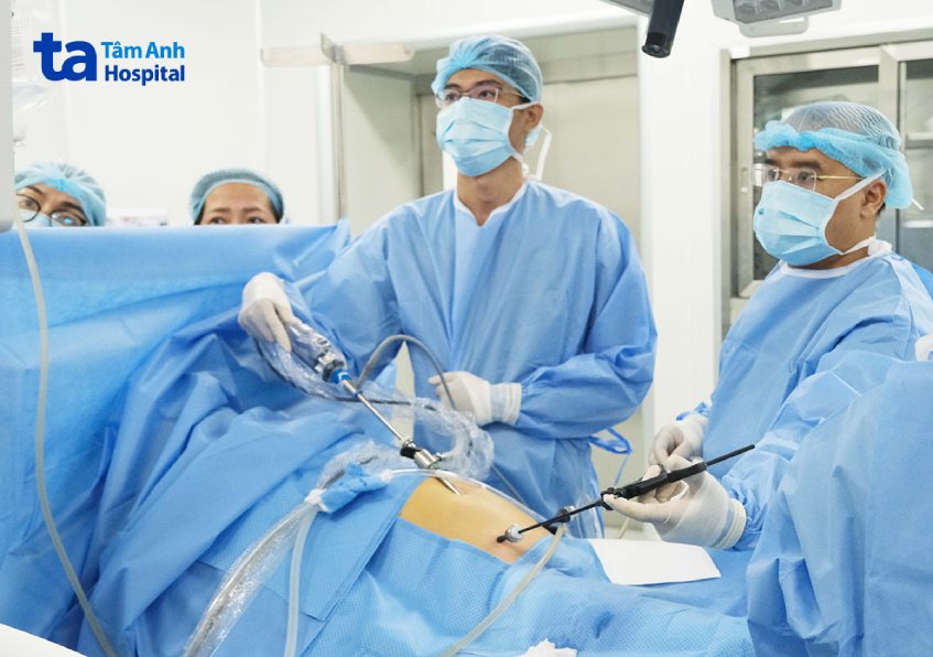 Bác sĩ Trọng và bác sĩ Vũ cùng phẫu thuật nội soi