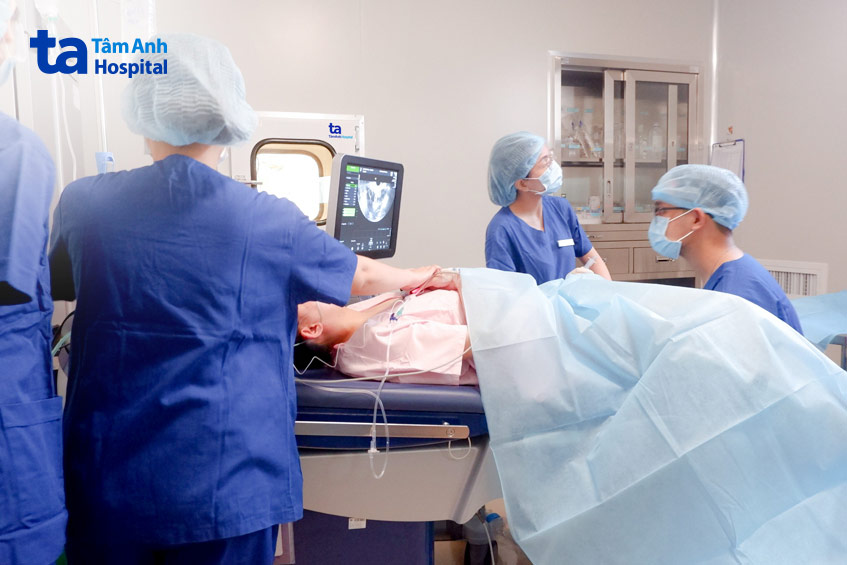 Bác sĩ Ngô Đình Triệu Vỹ cùng ekip thực hiện chọc hút buồng trứng để thụ tinh ống nghiệm cho bệnh nhân