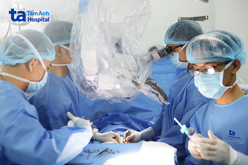 Bác sĩ Ngô Đình Triệu Vỹ (thứ hai từ phải sang) cùng ekip thực hiện vi phẫu tìm tinh trùng cho bệnh nhân