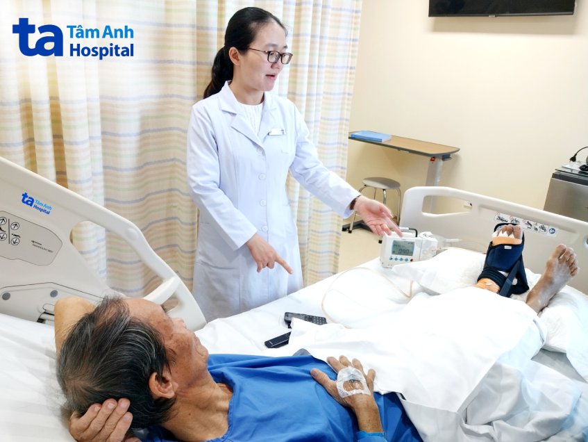 Bàn chân ông H. đang được đặt máy hút áp lực âm
