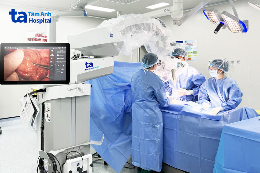 ThS.BS Dương Quang Huy (trái) cùng ekip thực hiện vi phẫu tìm tinh trùng từ tinh hoàn cho người bệnh