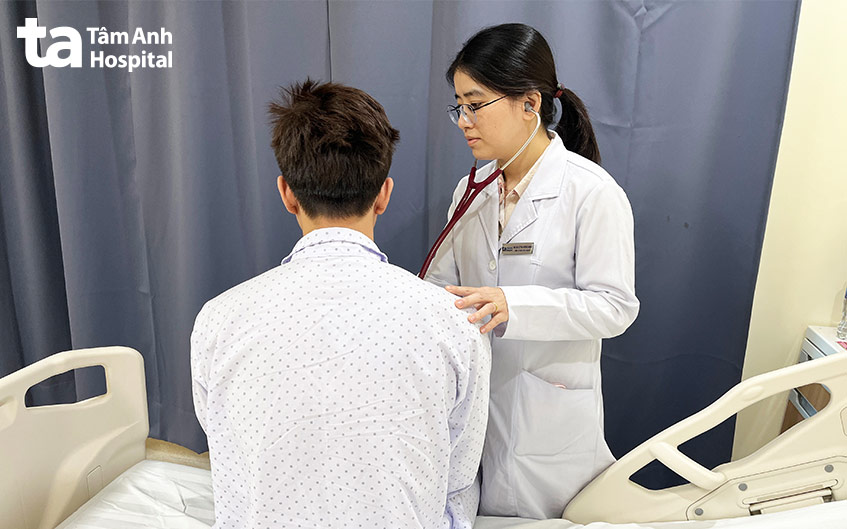 Bác sĩ Hạnh kiểm tra sức khỏe cho anh Phi vào ngày thứ hai sau can thiệp