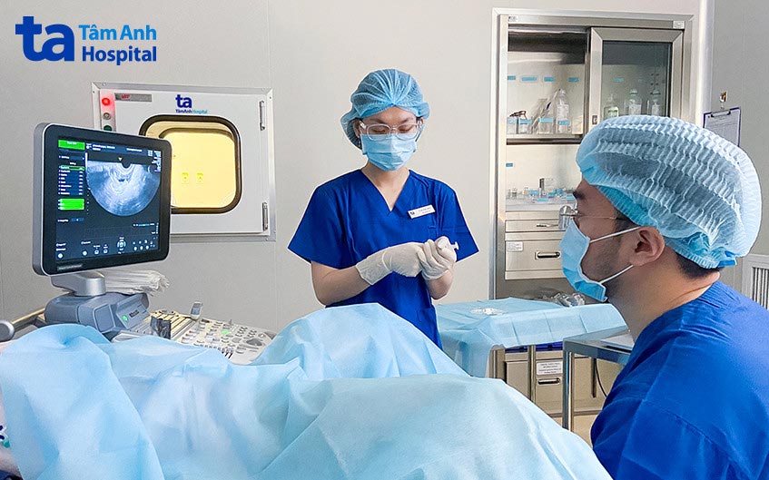Bác sĩ Nguyên cùng ekip thực hiện kỹ thuật chọc hút buồng trứng cho người bệnh