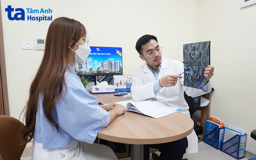 Bác sĩ Lê Xuân Nguyên tư vấn phác đồ điều trị cho bệnh nhân tại IVF Tâm Anh TP HCM