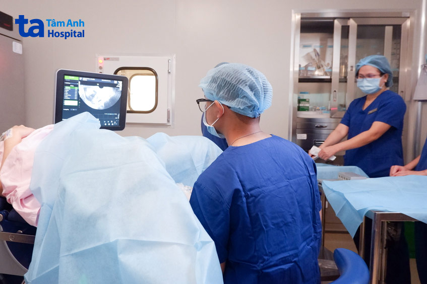Bác sĩ Ngô Đình Triệu Vỹ cùng ekip thực hiện kỹ thuật chọc hút buồng trứng cho người bệnh