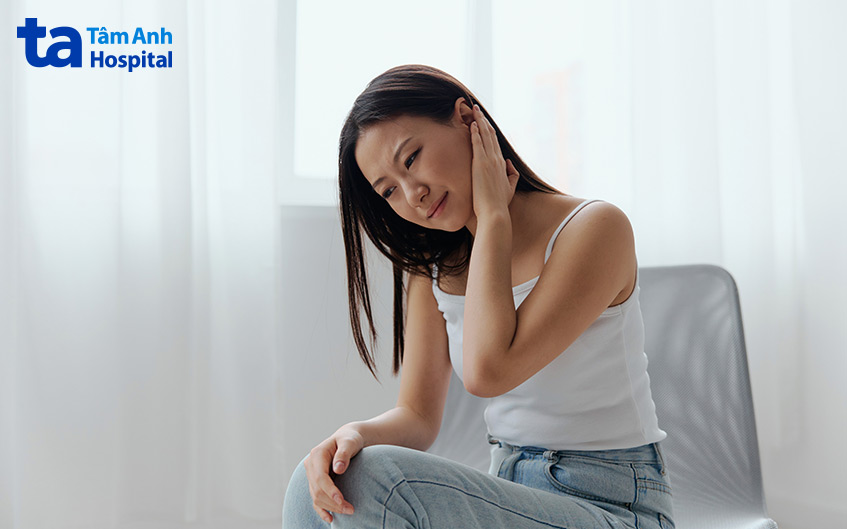 Đau đầu kèm cứng cổ là triệu chứng thường gặp của bệnh viêm màng não nhiễm khuẩn