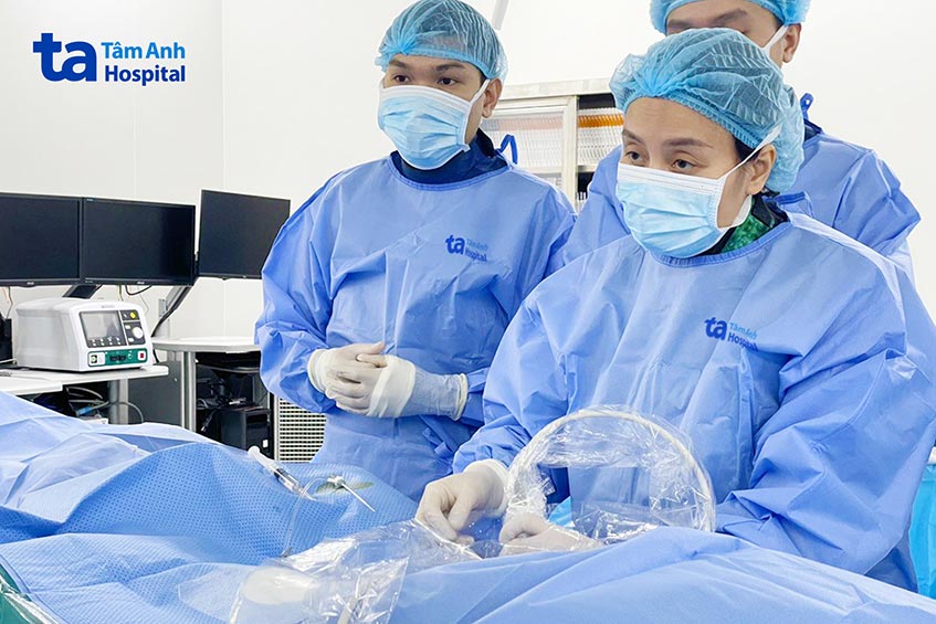 Ê kíp bác sĩ siêu âm và đặt stent cho bệnh nhân Hoa