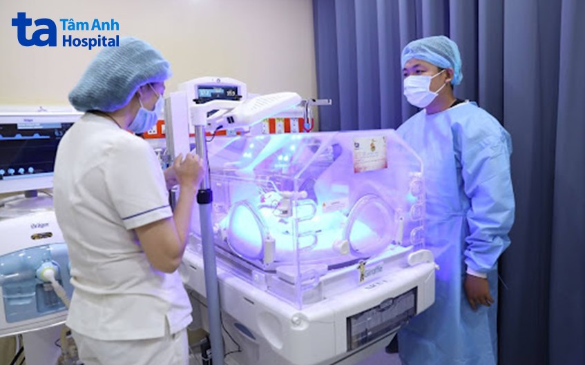 Em bé sinh non được chăm sóc tích cực tại phòng hồi sức sơ sinh