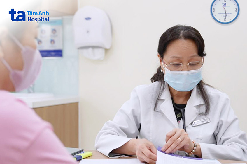 Hai tuần sau can thiệp, chị Hoa tái khám với TTND.PGS.TS Nguyễn Thị Bạch Yến - Trưởng khoa Tim mạch, BVĐK Tâm Anh Hà Nội