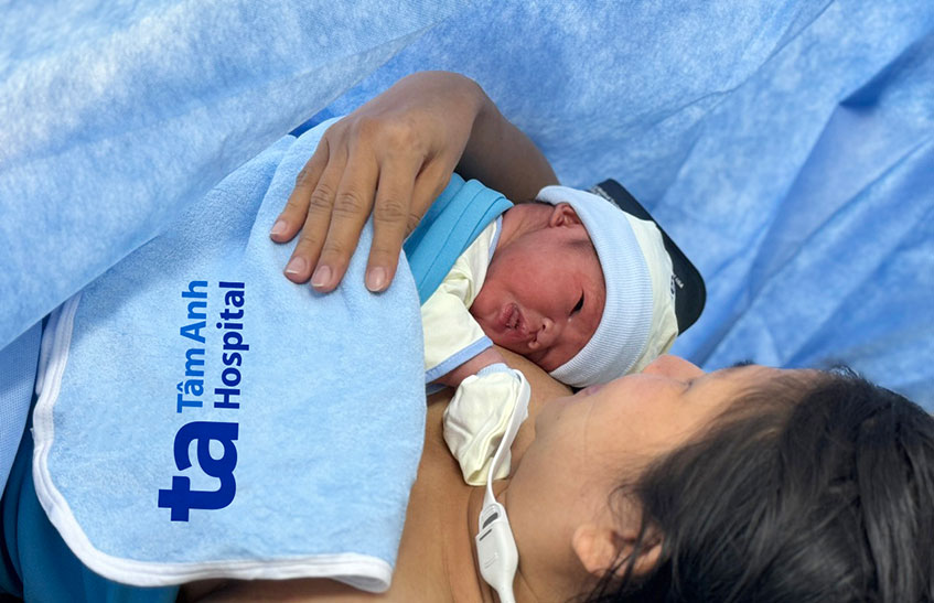 Một phụ nữ làm mẹ ở tuổi 43 sau ba chu kỳ gom trứng để thụ tinh ống nghiệm tại IVF Tâm Anh TP HCM