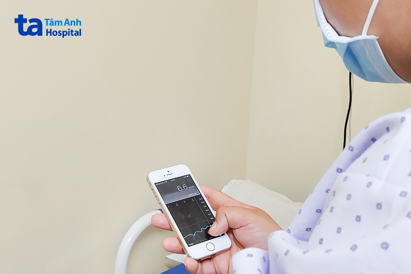 Người bệnh đang theo dõi đường huyết trên điện thoại