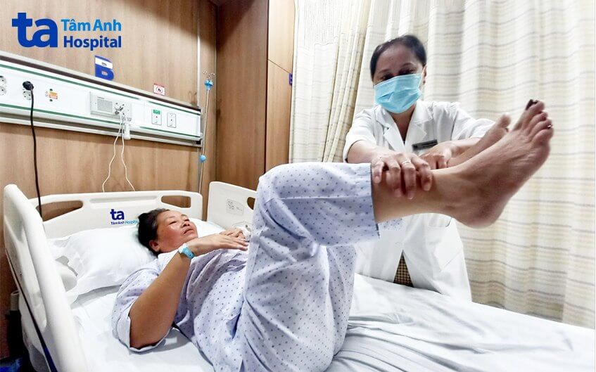 bs chăm sóc người phụ nữ đột quỵ khi tắm đêm