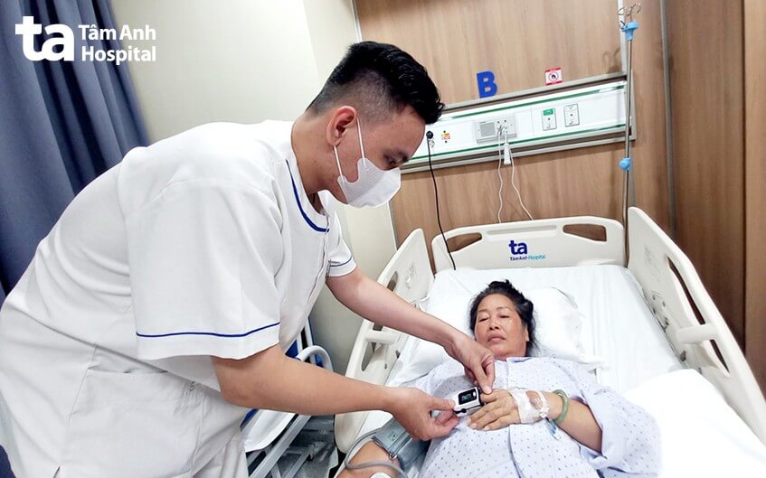 bs khám người phụ nữ đột quỵ khi tắm đêm