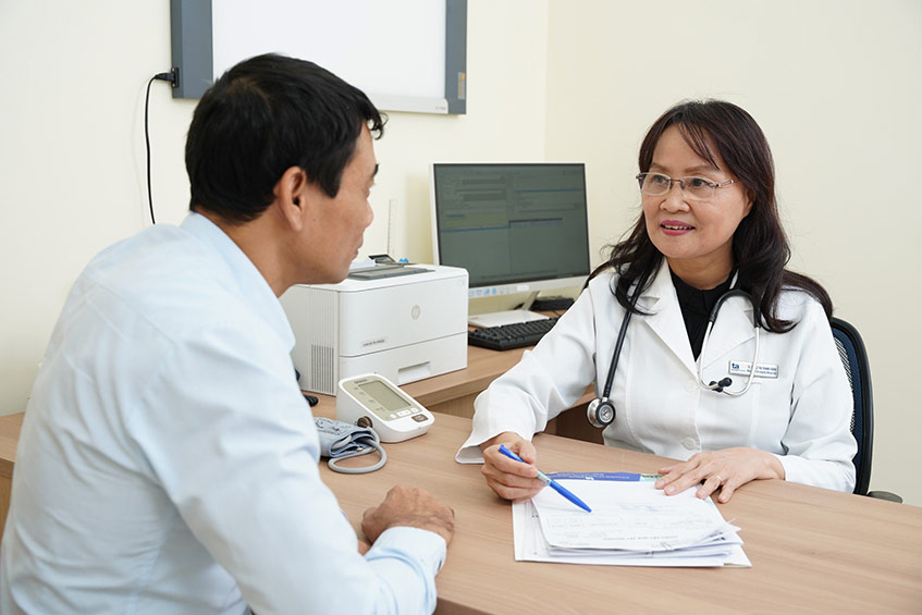 PGS Bạch Yến tư vấn cho người bệnh khám tim mạch