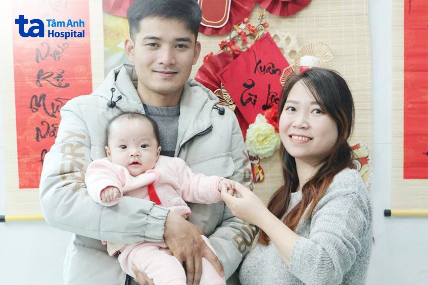 Vợ chồng chị Diệu đón con gái đầu lòng nhờ thụ tinh ống nghiệm