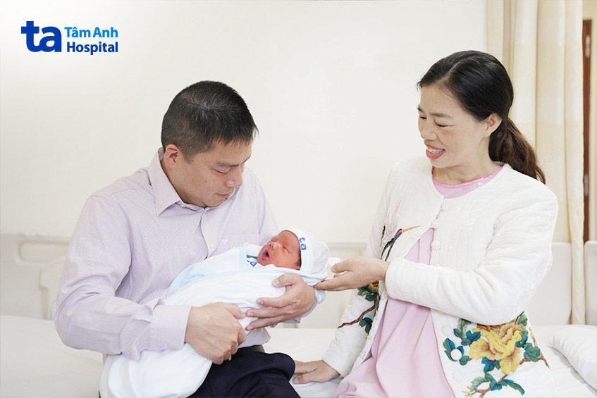 Vợ chồng chị Quyên bên con trai mới sinh