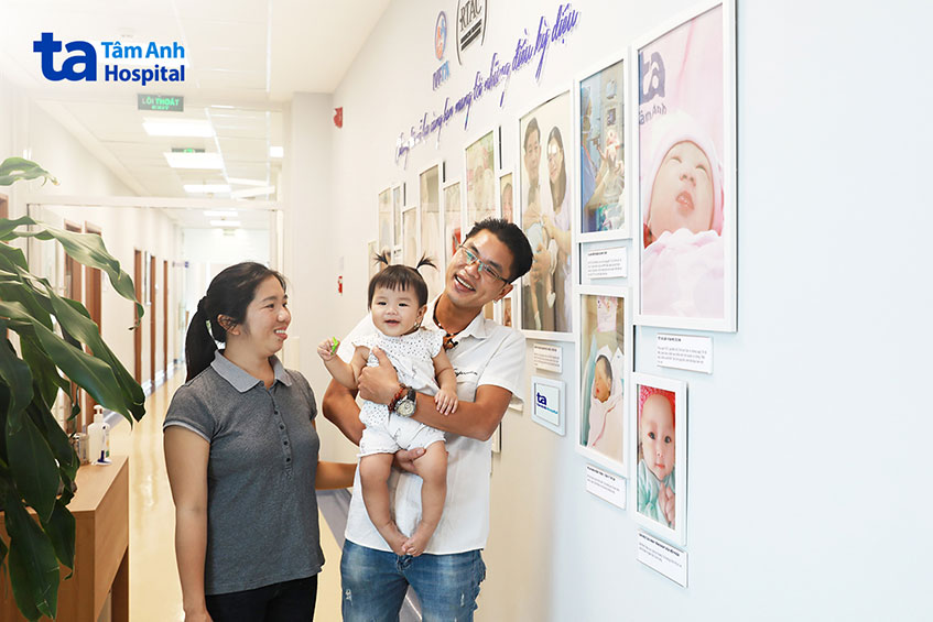 Vợ chồng chị Tuyền cùng con gái trong dịp trở lại Trung tâm Hỗ trợ sinh sản Bệnh viện Đa khoa Tâm Anh TP HCM