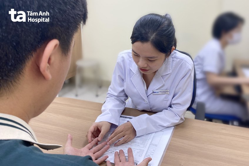 bác sĩ chẩn đoán vảy phấn đỏ nang lông